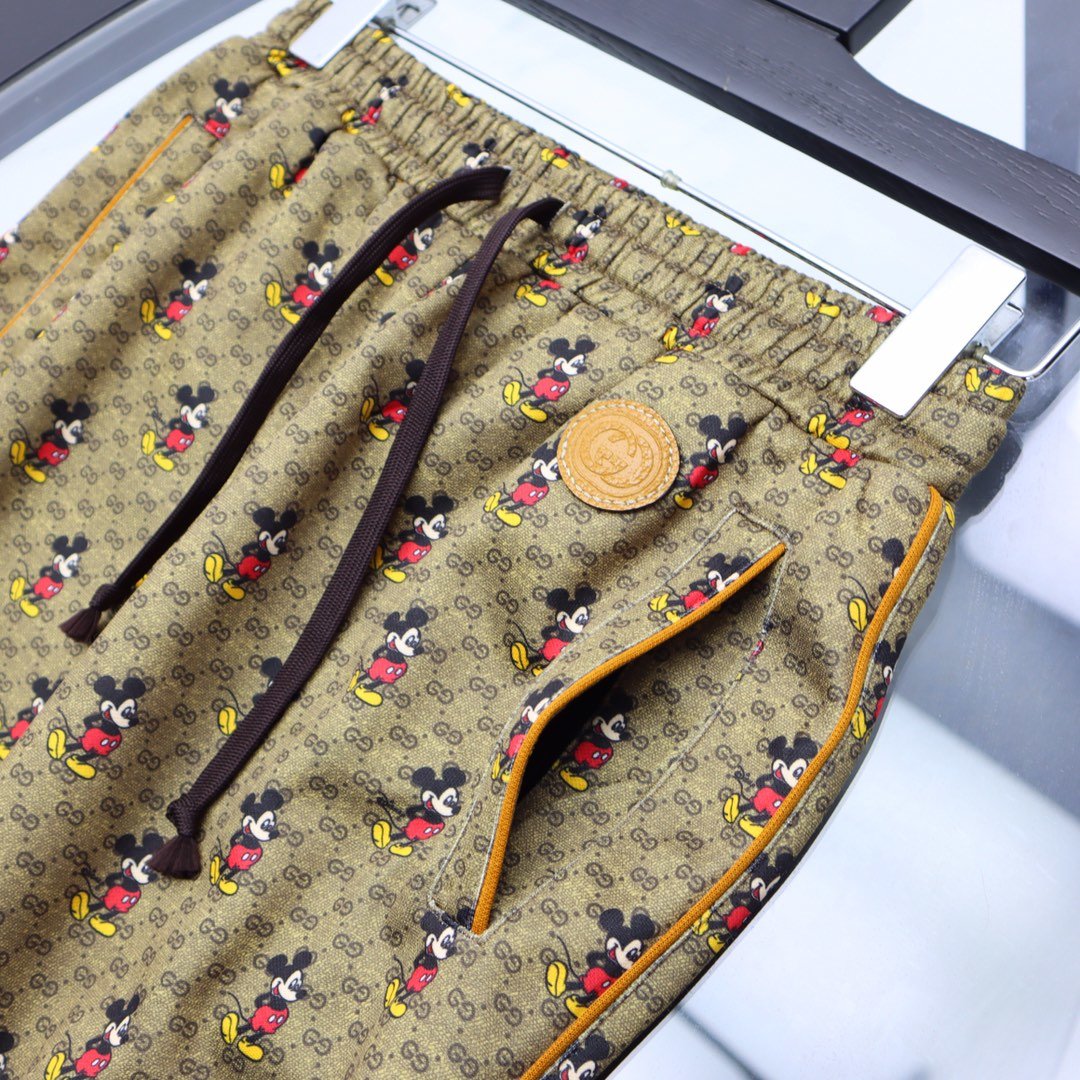 MINIMALIST STREET STYLE