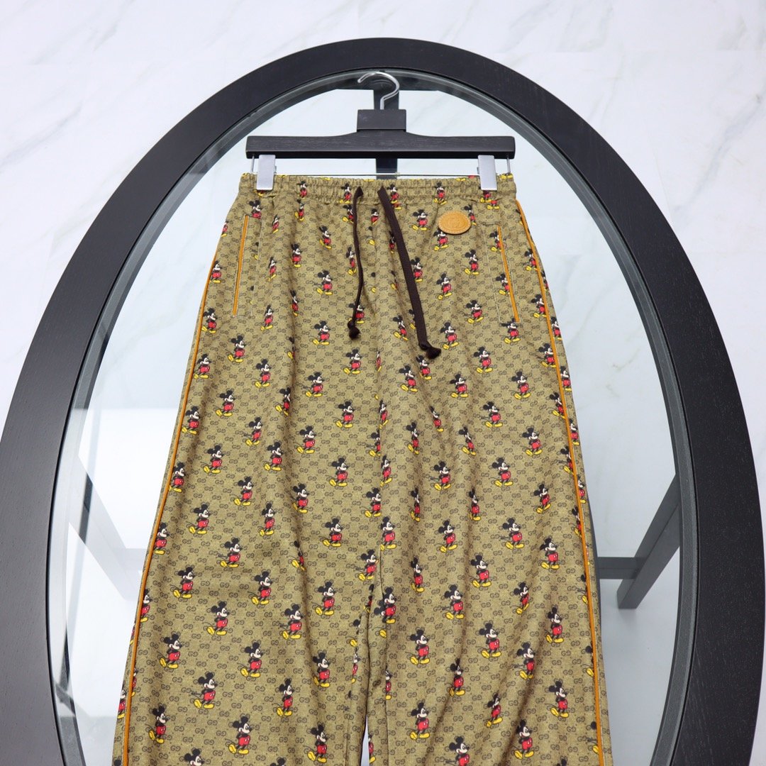 MINIMALIST STREET STYLE