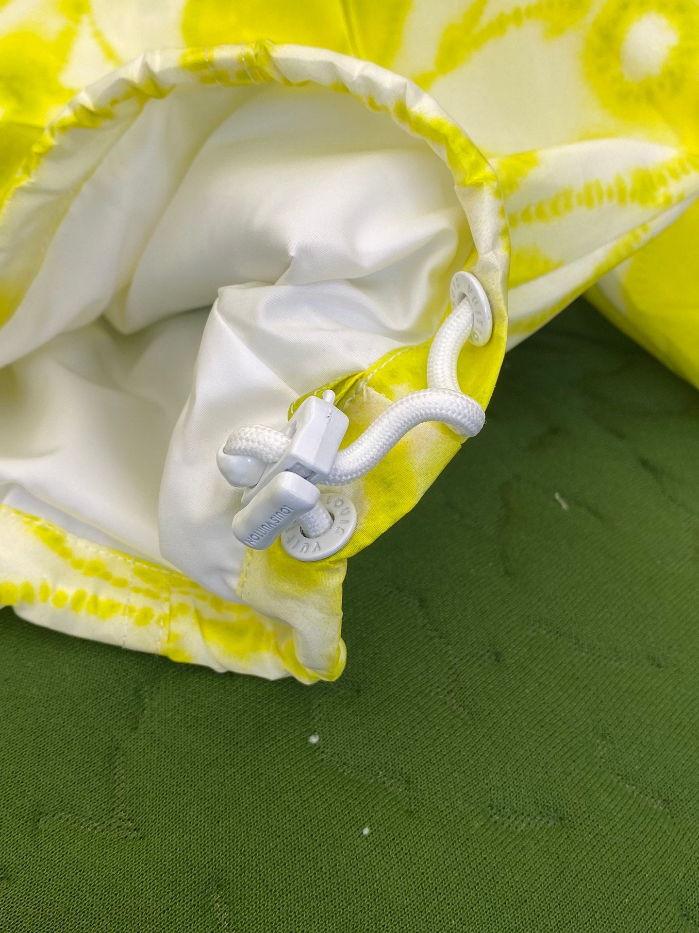 MINIMALIST STREET STYLE