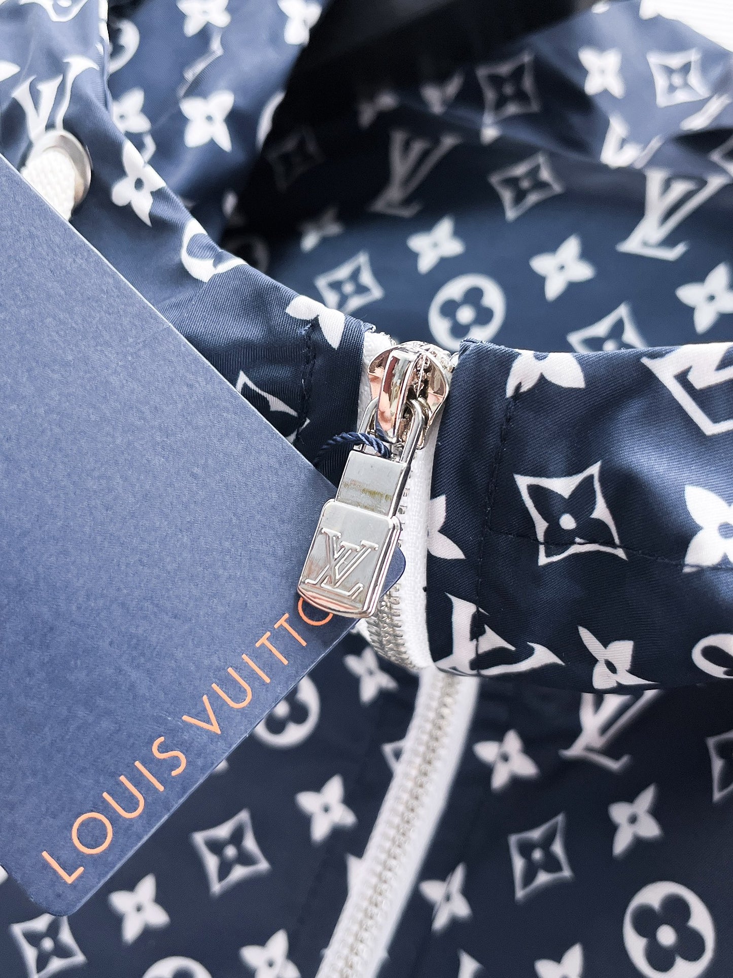 MINIMALIST STREET STYLE