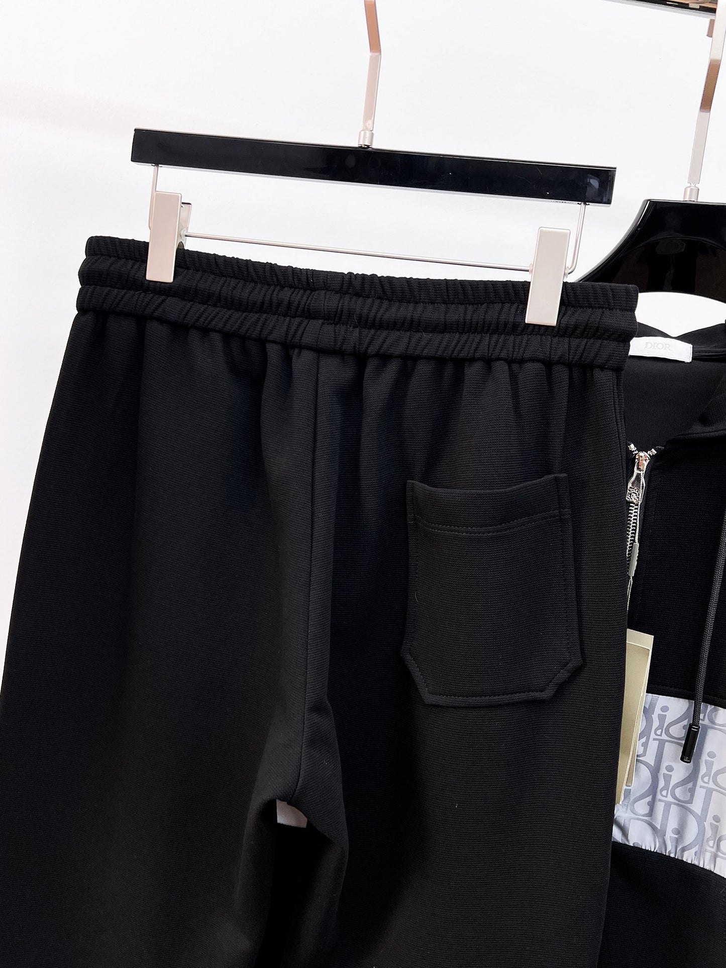 MINIMALIST STREET STYLE