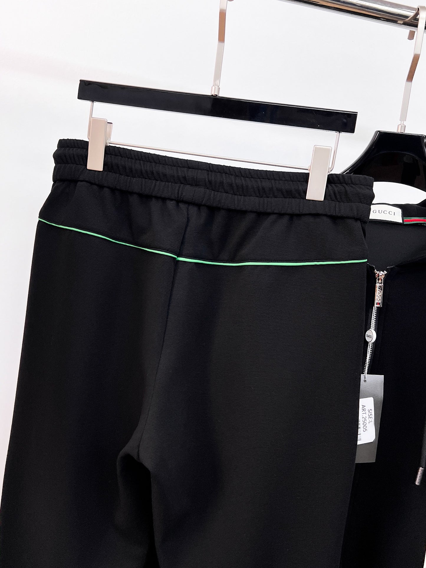 MINIMALIST STREET STYLE