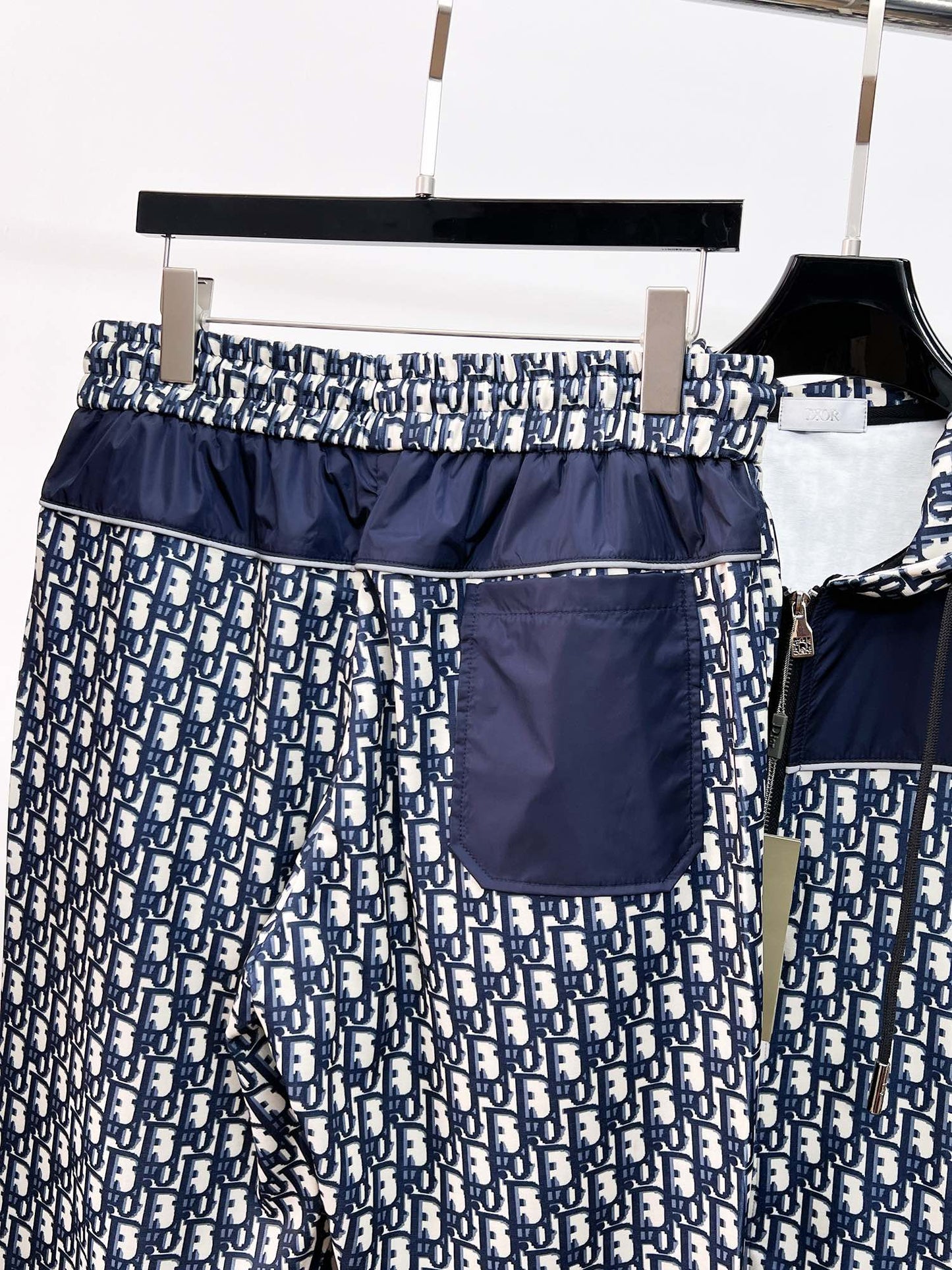 MINIMALIST STREET STYLE