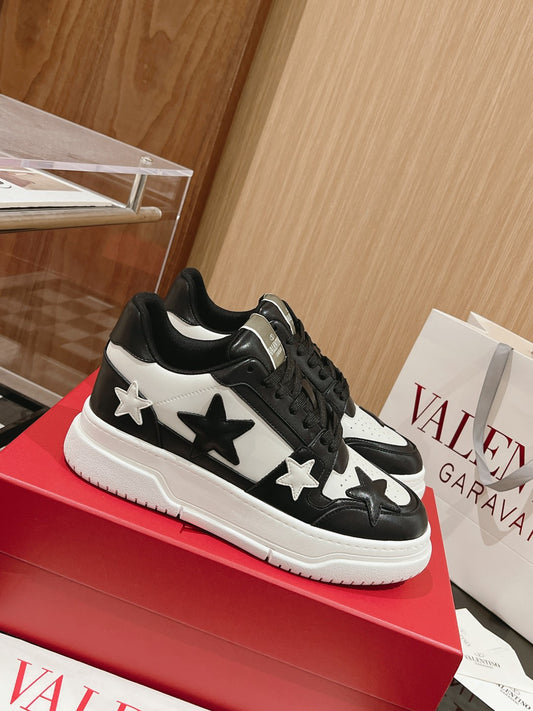 Valentino's new 2023 early autumn star Sneaker