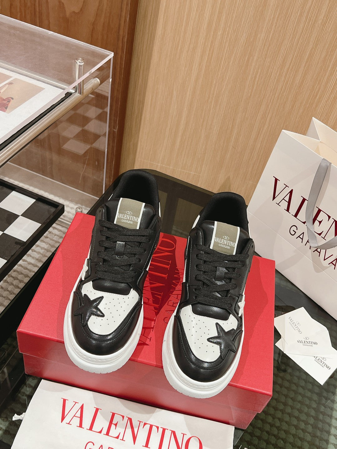Valentino's new 2023 early autumn star Sneaker