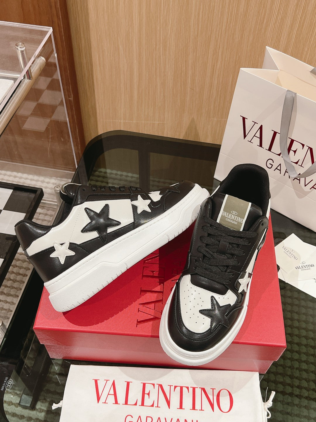 Valentino's new 2023 early autumn star Sneaker